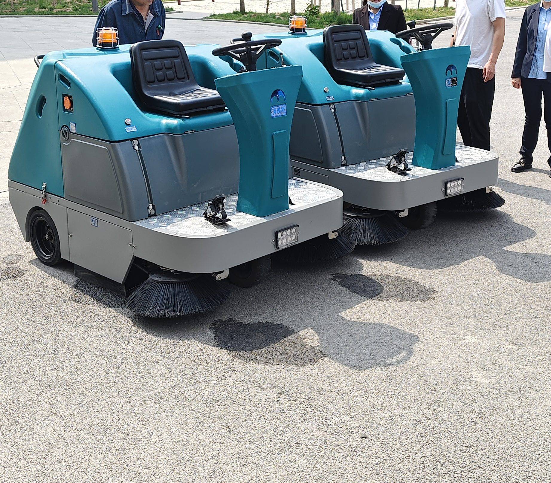 革新工廠物業(yè)清潔新紀元 清晨雨掃地車與掃拖一體車雙星閃耀 物業(yè)管理